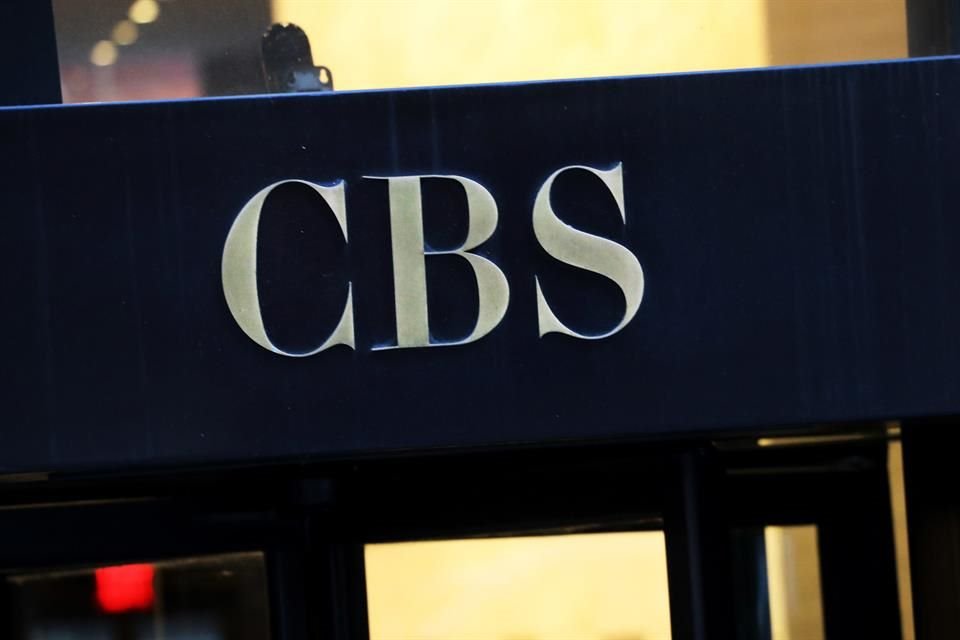 El logotipo de CBS en la entrada de su sede, en Nueva York el 6 de diciembre de 2018.