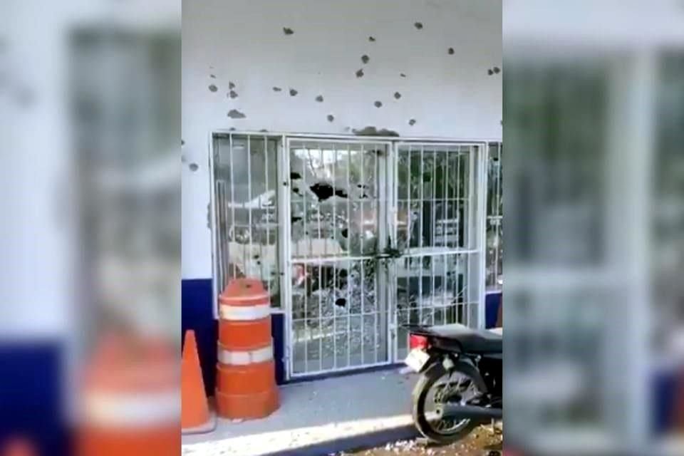 Según conteos preliminares, se emitieron cerca de 200 disparos en contra de esta estación de policías, donde falleció el elemento José Adolfo Moreno Franco, de 25 años.