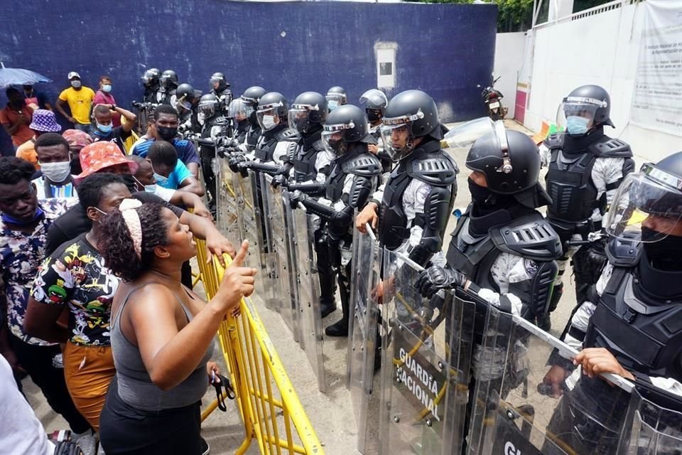 Un grupo de migrantes, en su mayoría haitianos, protestó en las oficinas del INM en Tapachula, Chiapas, las cuales fueron resguardadas por la Guardia Nacional.