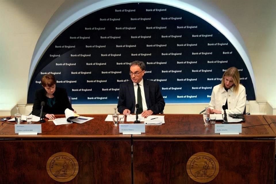 Andrew Bailey (centro), Gobernador del Banco de Inglaterra.