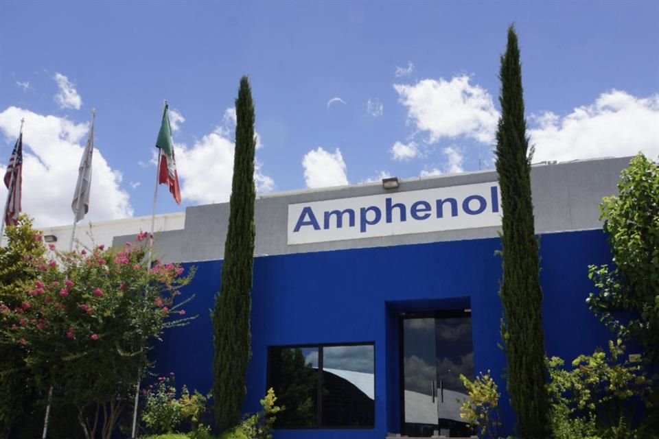 Amphenol, se enfoca en la fabricación de conectores, antenas, ensambles de cables, arneses y otros productos enfocados a los sectores automotriz y aeroespacial.