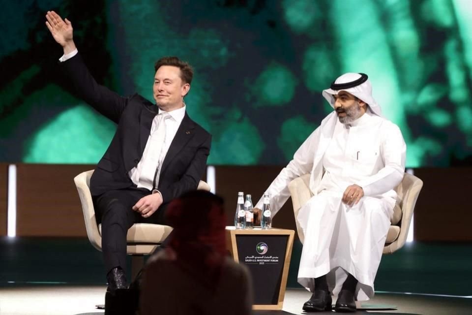 Elon Musk, director ejecutivo de Tesla, y el ministro saudí de Comunicaciones y Tecnología de la Información, Abdullah Alswaha, en el Foro de Inversión Saudí-Estados Unidos.