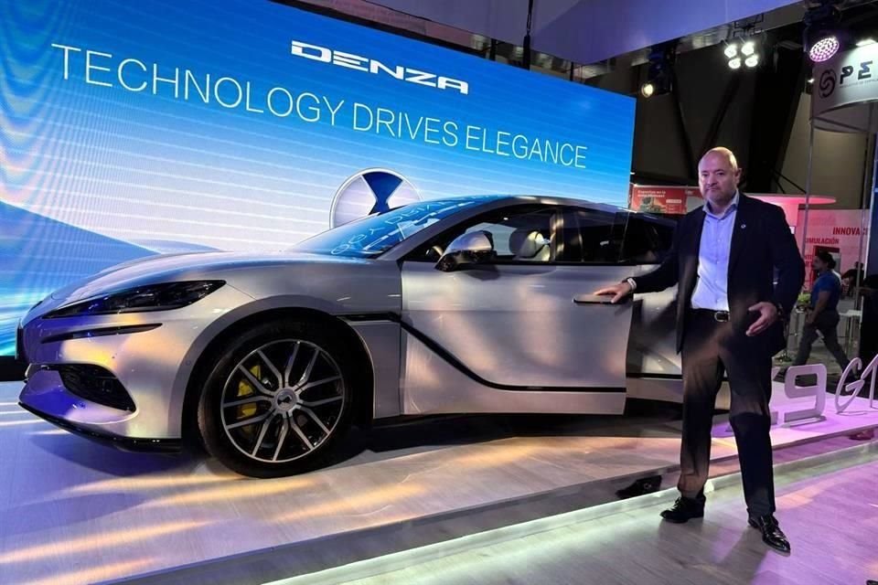 Jorge Vallejo, director de BYD México, presentó un modelo de una nueva marca premium que van a introducir.