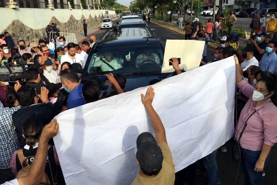 Un contingente de integrantes de la CNTE bloquea el paso al Presidente López Obrador.