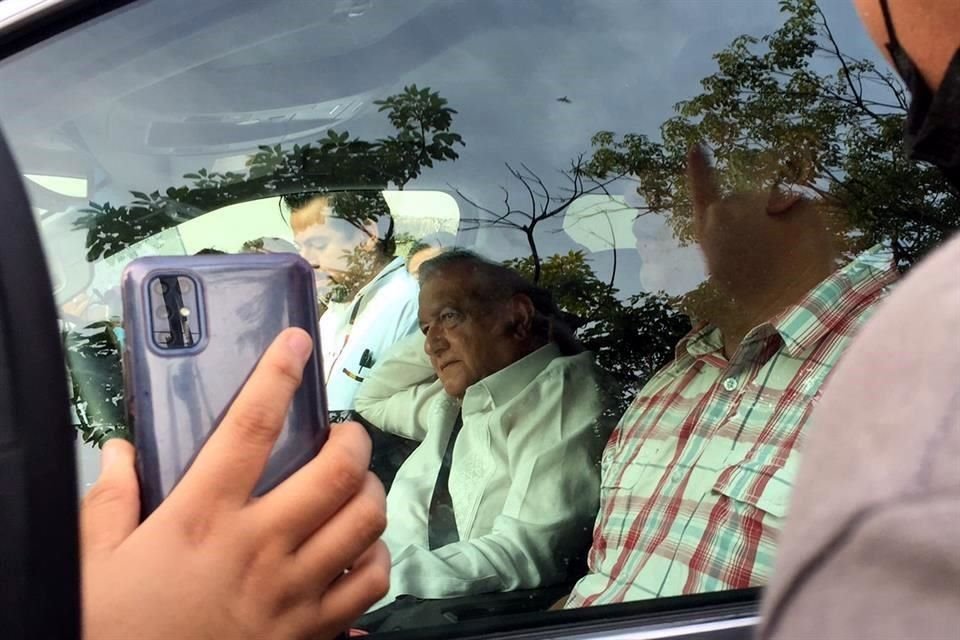 López Obrador permaneció adentro de la camioneta, sin bajar la ventanilla, con la mirada distante.