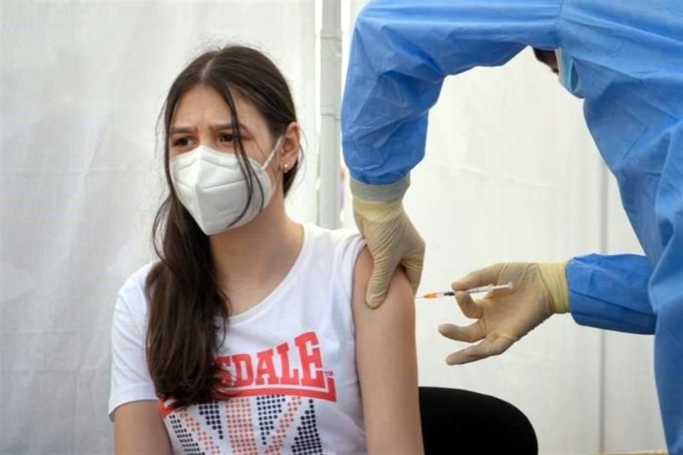Una persona recibe la dosis de la vacuna contra Covid-19.