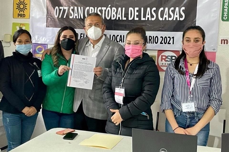 El candidato del PVEM a la Presidencia Municipal de San Cristóbal de las Casas, Mariano Díaz Ochoa, fue señalado de violar la ley al colocar espectaculares.
