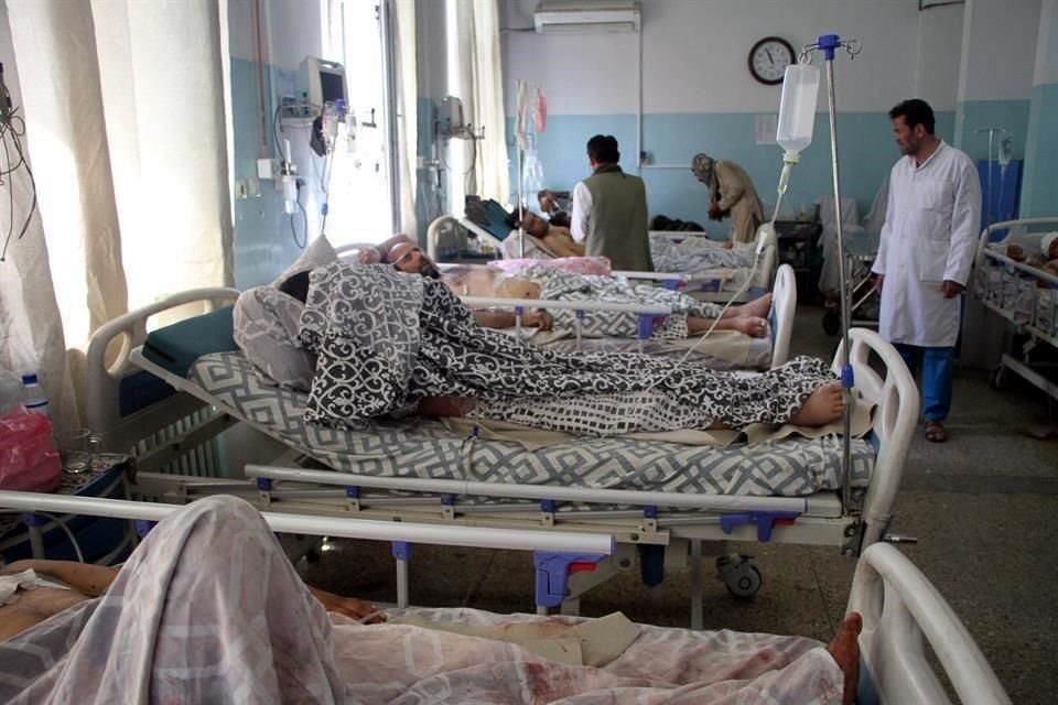Personas que resultaron heridas en los ataques al aeropuerto de Kabul reciben tratamiento médico en un hospital local. Al menos 169 civiles afganos y 13 soldados estadounidenses murieron.