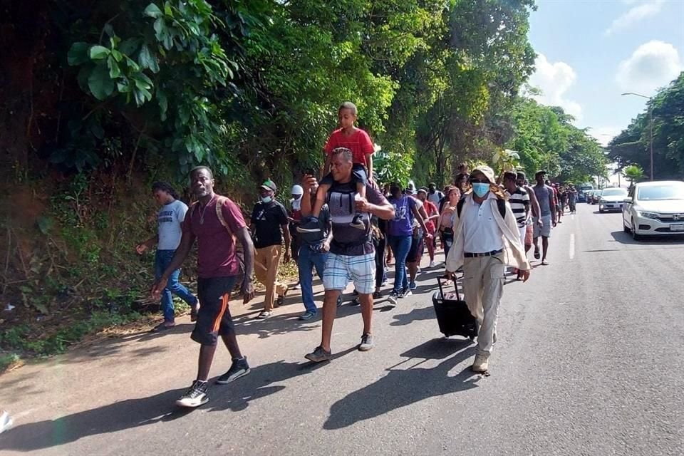 Unos 700 migrantes, la mayoría de ellos haitianos, partieron esta mañana en caravana desde Tapachula en busca de avanzar hacia el norte del País.
