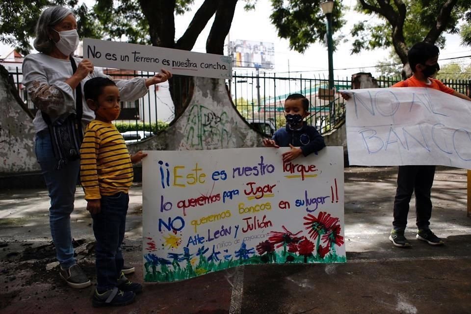 A la manifestación llevaron niños para defender el parque.