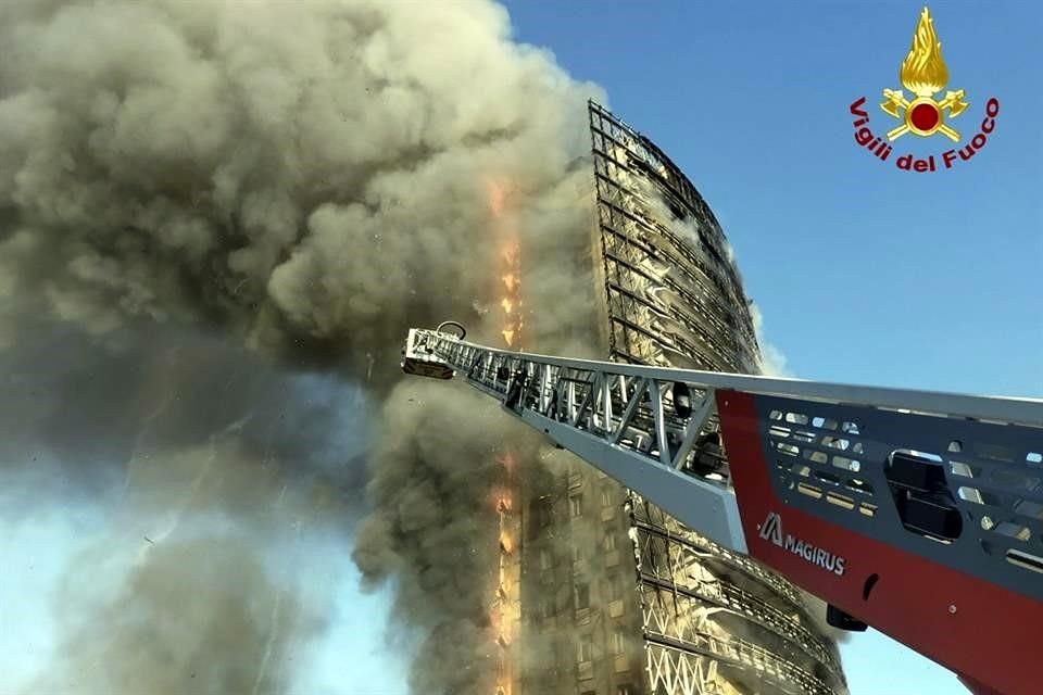 Según los bomberos, el incendio inició en el piso número 15 del edificio.