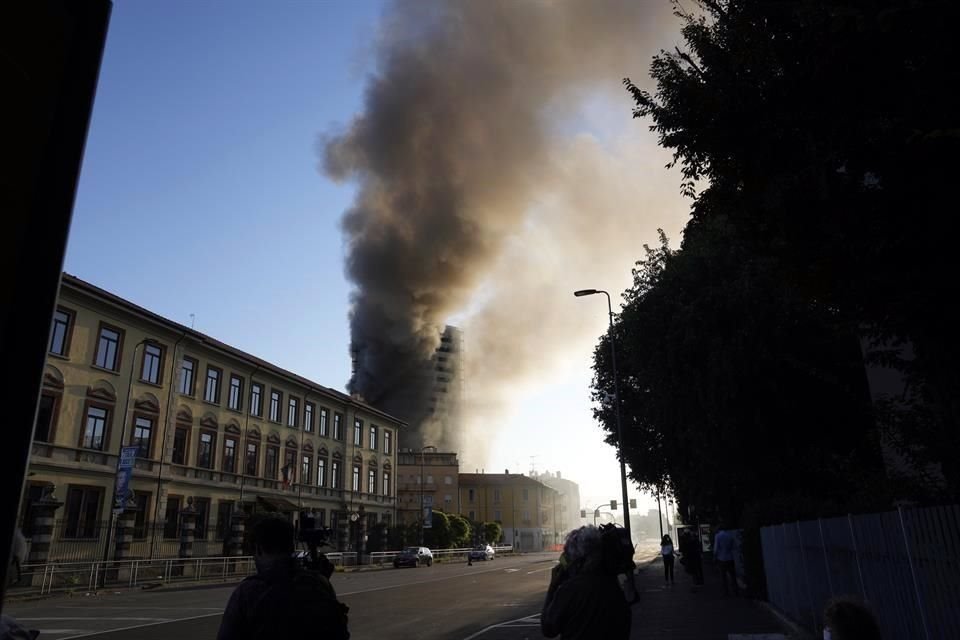 El humo se elevó por encima del rascacielos y podía verse desde varios kilómetros.
