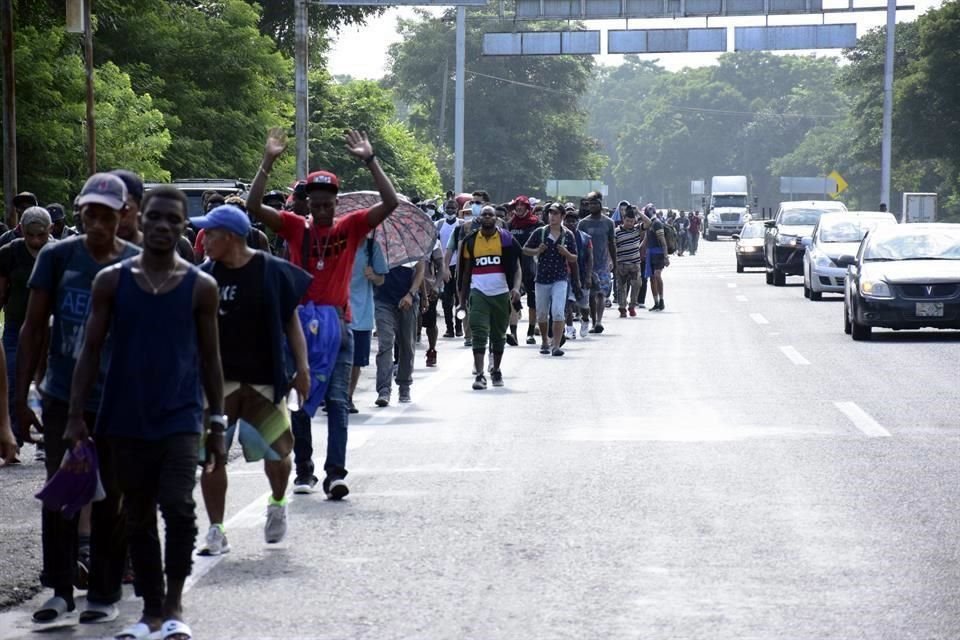 Migrantes en Huixtla marchan en caravana  rumbo a Estados Unidos.