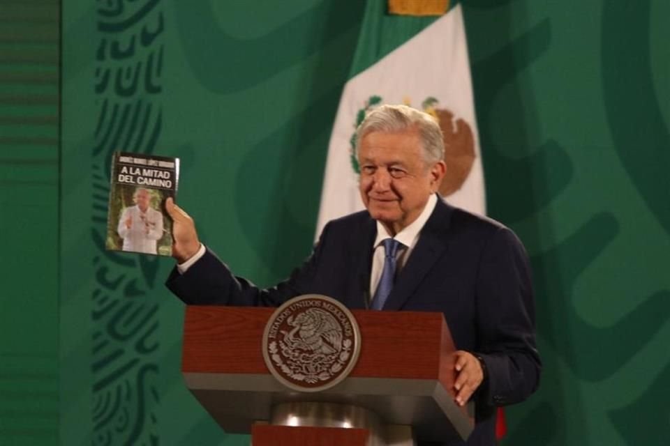 El Presidente Andrés Manuel López Obrador presentó su libro 19 durante la conferencia matutina.