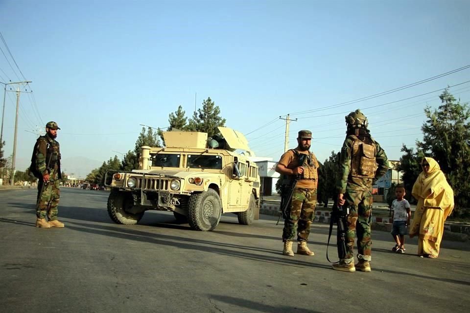 Imagen del 28 de agosto de 2021 de combatientes talibanes en una carretera en Kabul, capital de Afganistán.