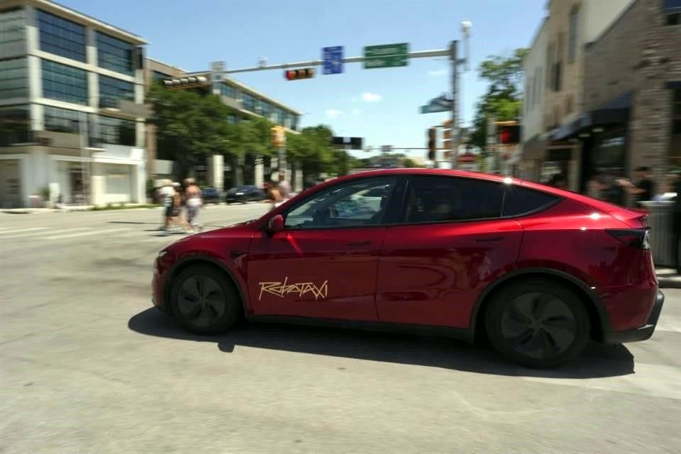 Un robotaxi Tesla avanza por las calles de Austin, Texas.