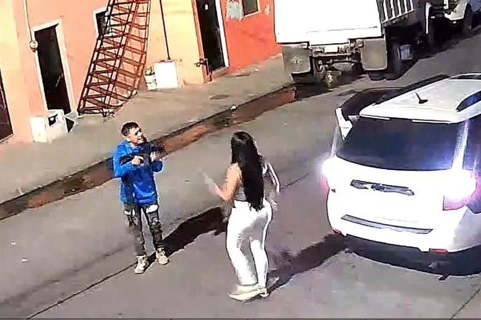 El agresor tenía un AR-15 en su vehículo y lo usó contra Karla.