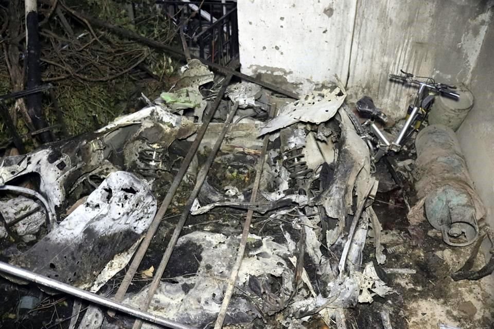 Partes de un vehículo destruido por el ataque con drones de EU en una casa en Kabul.