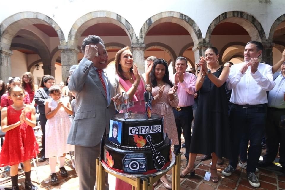 Pablo Lemus Navarro, Gobernador de Jalisco acudió al Museo Cabañas para anunciar intervención en la Escuela de Artes de Jalisco y al final del evento recibIÓ un pastel de cumpleaños.