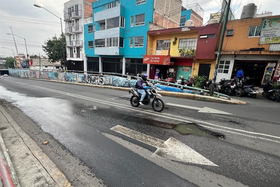 Una oquedad en la Alcaldía Álvaro Obregón no ha sido atendida desde hace dos meses.