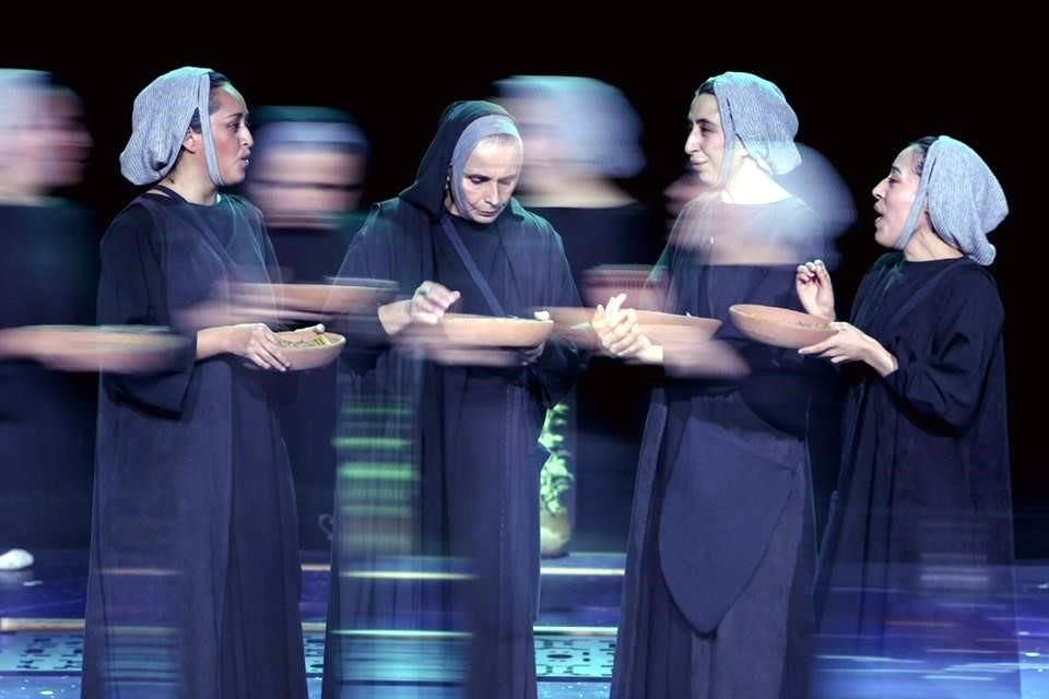 'Hildegarda, Un aire atravesado por la luz', de La Máquina de Teatro, se presenta en la Sala Xavier Villaurrutia del CCB de jueves a domingo, hasta el 10 de agosto.