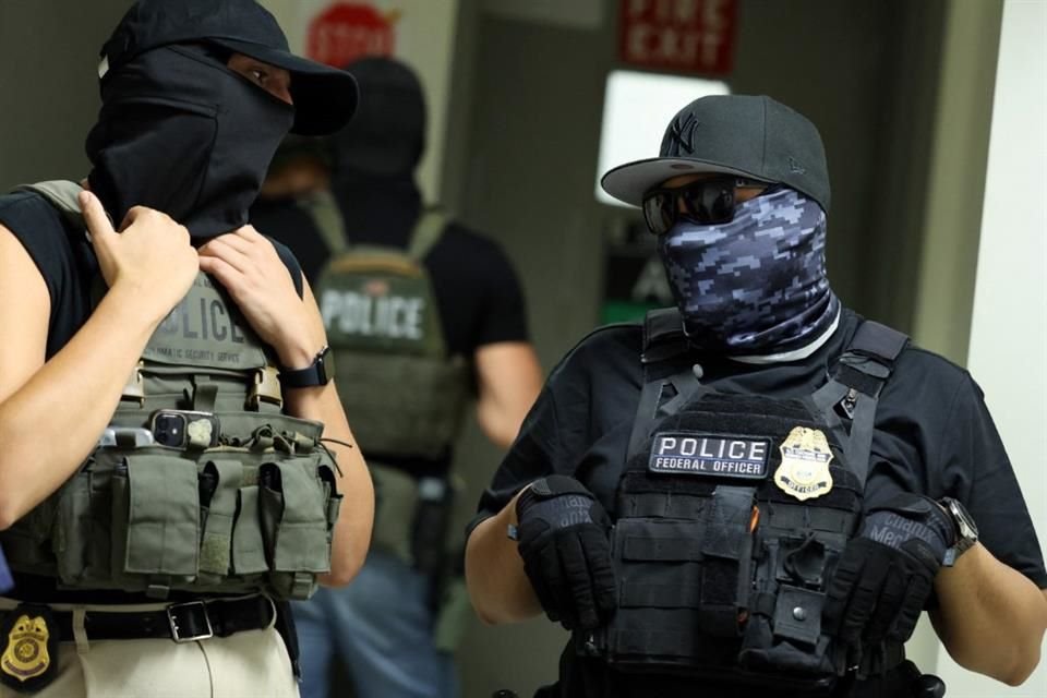 Agentes de aduanas se declararon culpables de permitir que vehículos con drogas, includos 75 kg de fentanilo, ingresaran a EU desde México.