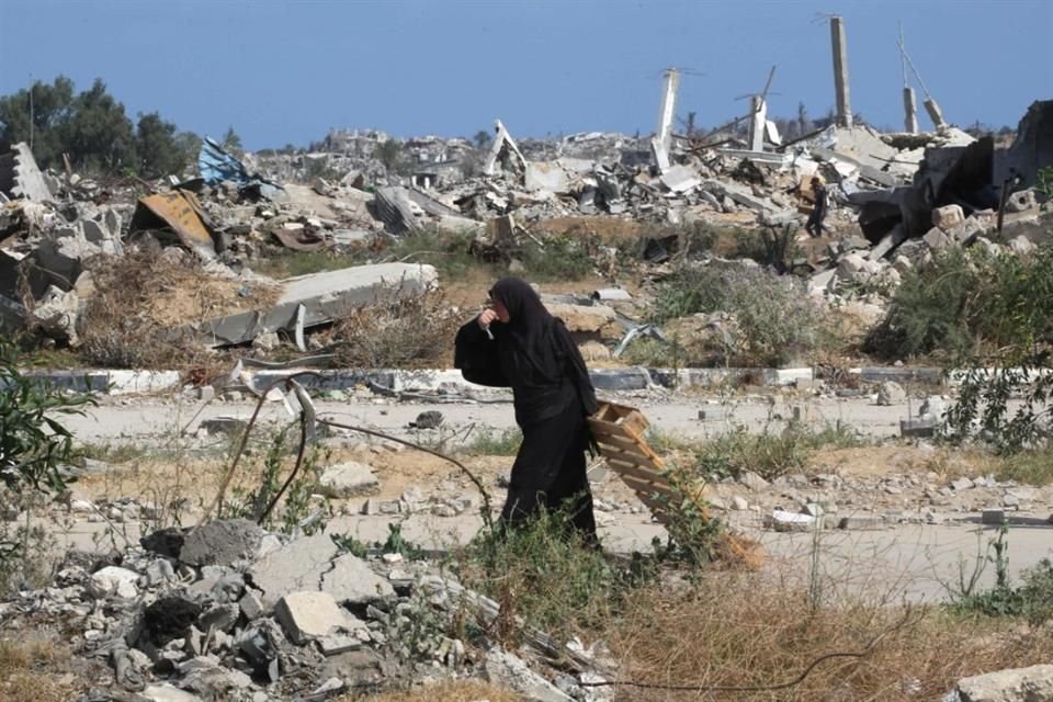 Una mujer palestina camina entre escombros en la Franja de Gaza, el 30 de julio del 2025.