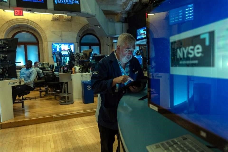 La Bolsa de Nueva York abrió con pérdidas, impactada por el dato de empleo y los aranceles que Estados Unidos impuso a sus socios comerciales y que entrarán en vigor el 7 de agosto.