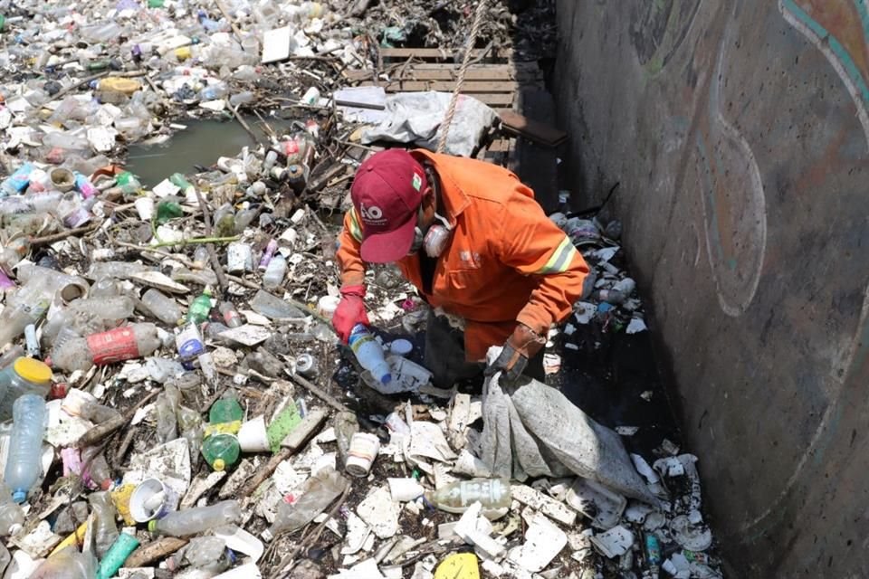 Desechos sólidos han sido retirados de infraestructura clave para desahogar el agua pluvial.