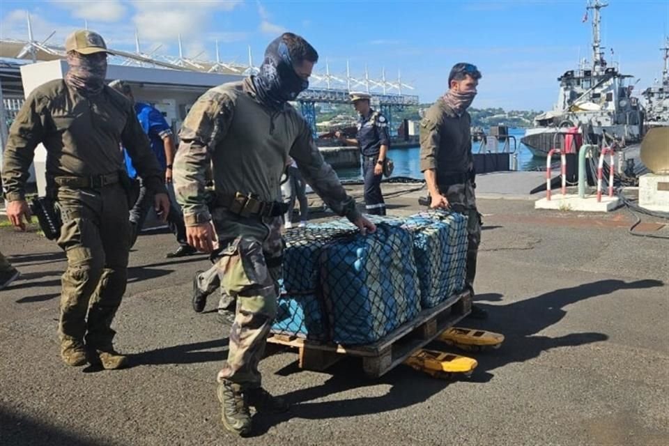 Autoridades compatieron una fotografía de una incautación de drogas anterior en la Polinesia Francesa, en diciembre de 2024.