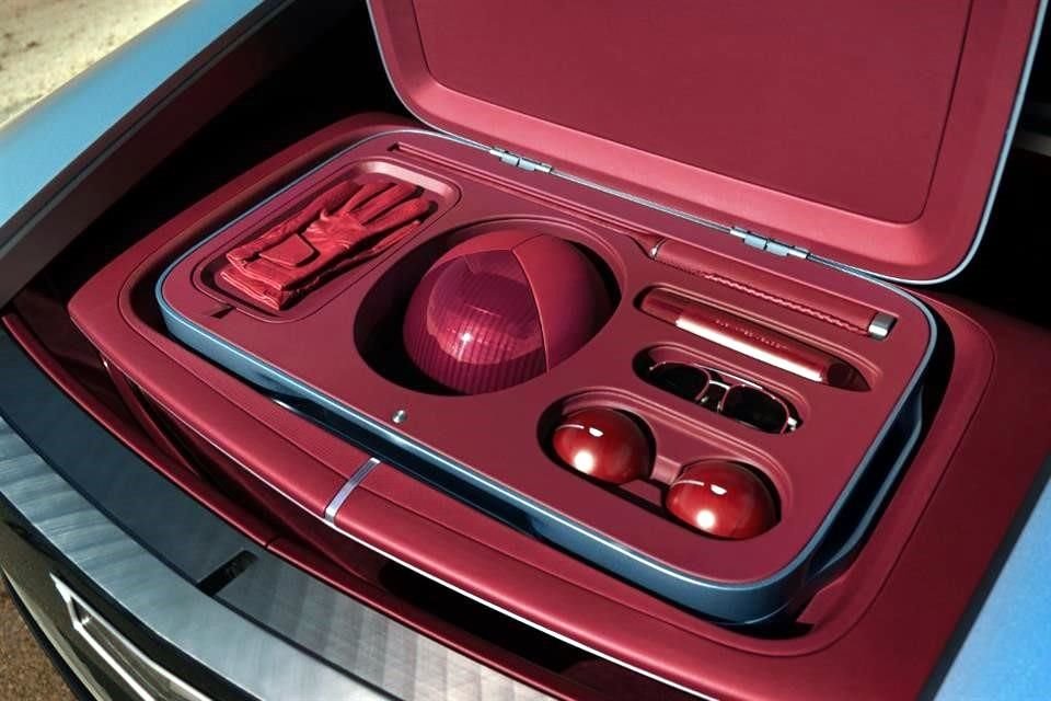 Zur Ausrüstung gehören ein Helm, Handschuhe, Knieschützer und ein Hammer aus Morello Red mit Cadillac-Logos und -Schildern.