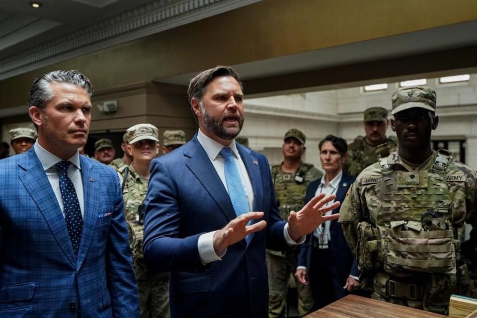 El Vicepresidente de EU, JD Vance, fue recibido con abucheos al visitar a las tropas desplegadas por el Gobierno en la capital del país.