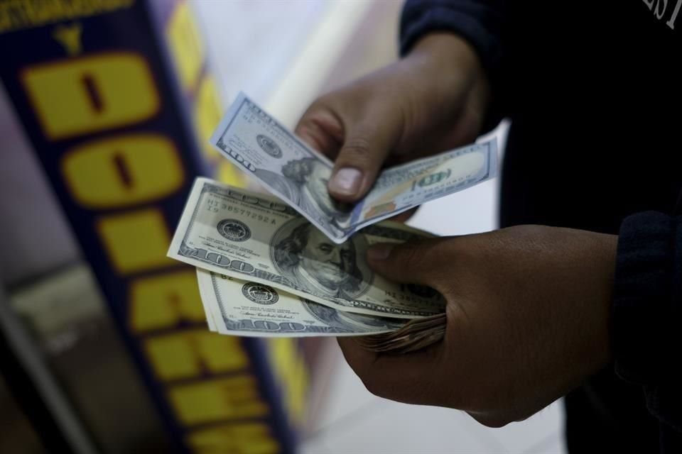 Expertos advierten que envío de remesas podría tener un subregistro, debido a que depósitos son 'convertidos' en transferencias vía SPEI.