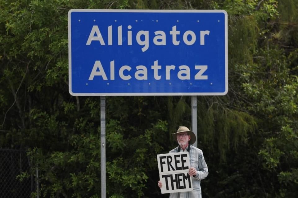 Un activista protesta en la entrada de 'Alcatraz Caimanes' el 22 de agosto del 2025.
