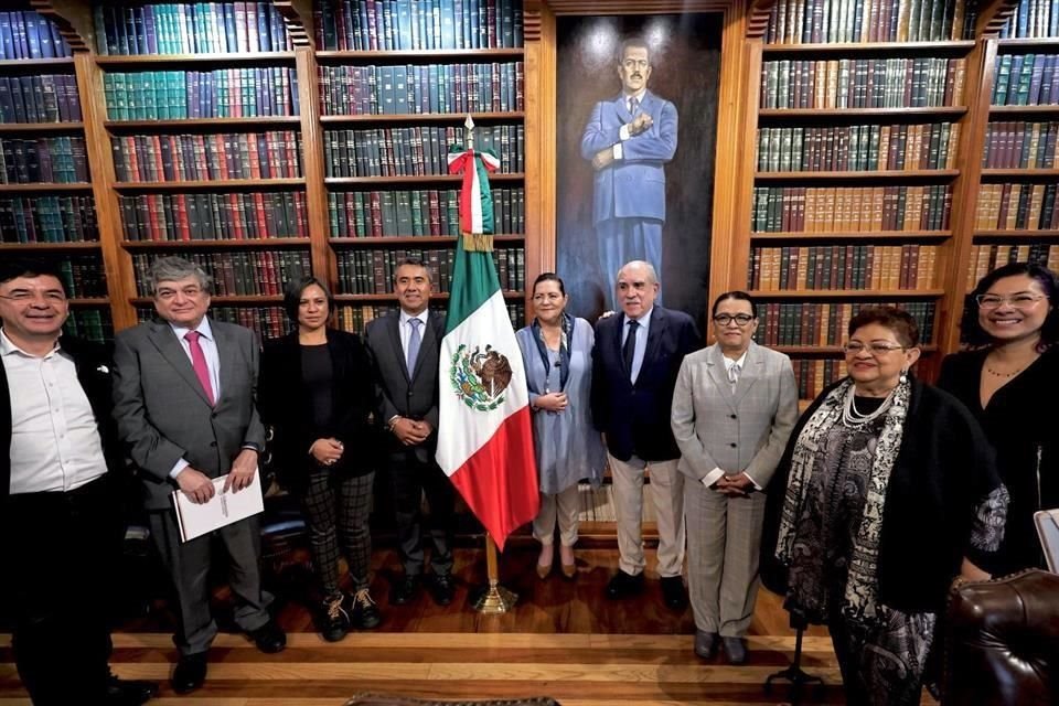 Los consejeros y los integrantes de la Comisión Presidencial se reunieron en la Secretaría de Gobernación.