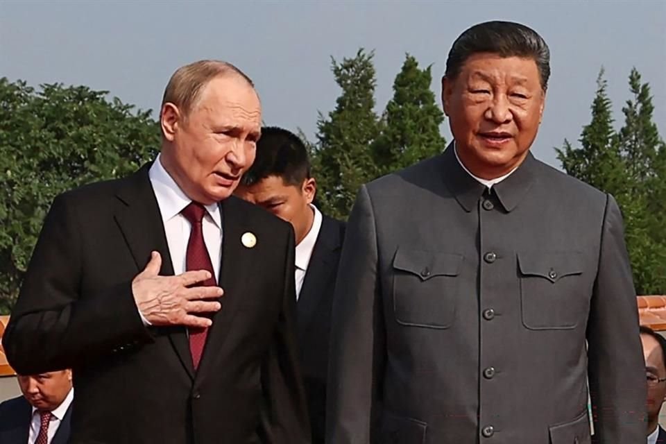 El Presidente de Rusia, Vladimir Putin, y el de China, Xi Jinping, hablan en Beijing.