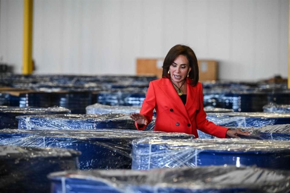 La Fiscal para el Distrito de Columbia, Jeanine Pirro, camina por los barriles incautados.