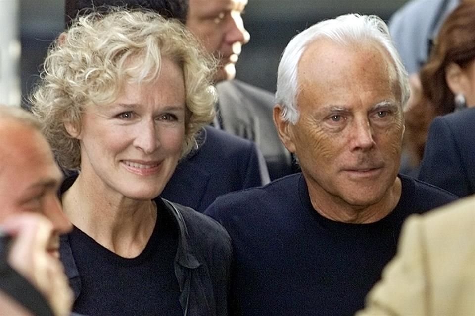 Giorgio Armani y la actriz Glenn Close cruzaron miradas durante el certamen Miss Rusia 2002 en Moscú.