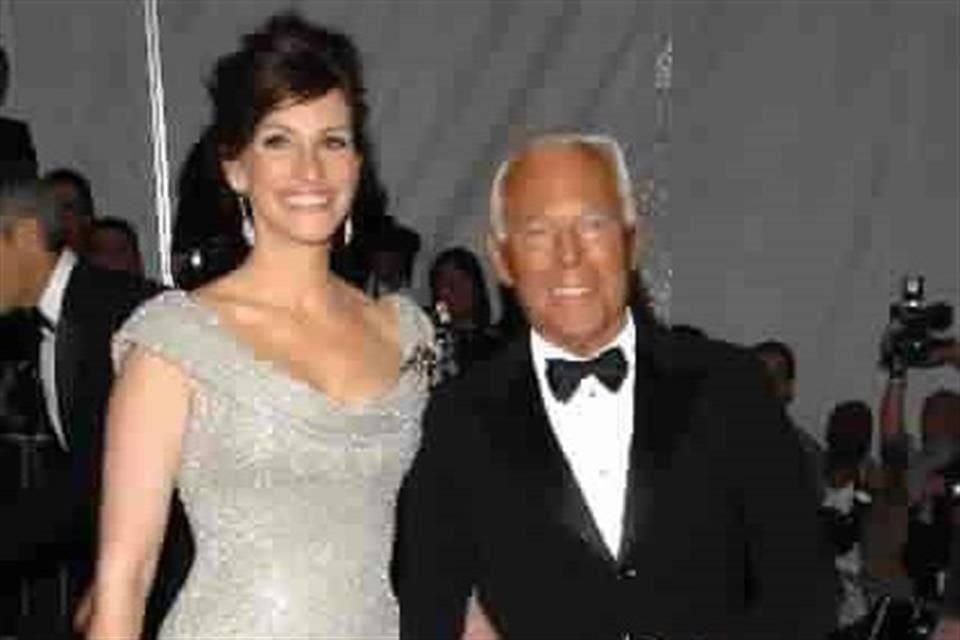 Giorgio Armani vistió a decenas de actrices para las alfombras rojas, incluyendo a Julia Roberts.