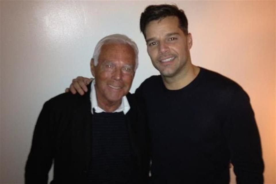 Ricky Martin y Giorgio Armani juntos, iconos de la música y la moda.
