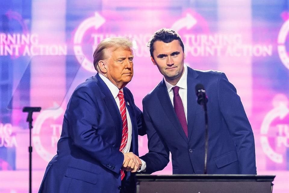El activista Charlie Kirk y el Presidente Donald Trump en Phoenix, el 22 de diciembre del 2024.