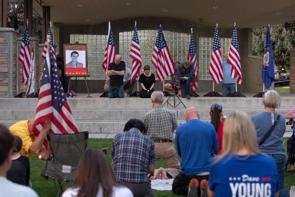 Personas rezan en una vigilia en honor a Charlie Kirk, el 10 de septiembre, en Utah.