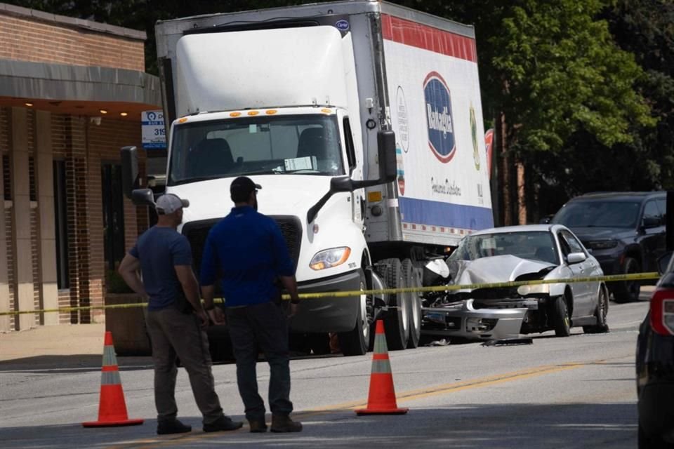 Agentes recopilan evidencia después de que un hombre chocara su vehículo tras recibir un disparo mortal durante un enfrentamiento con agentes del ICE.