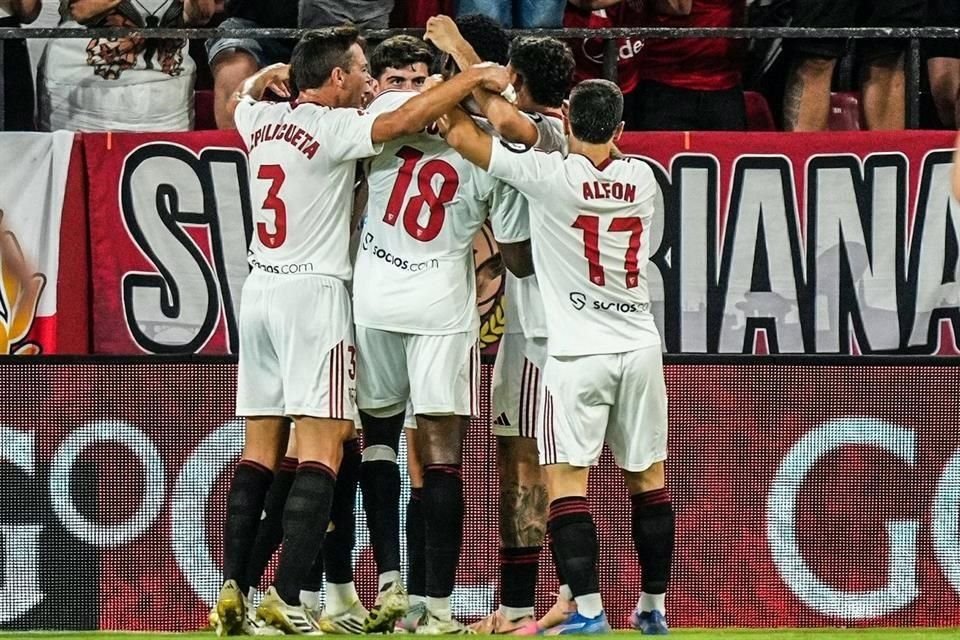 El Sevilla batalla para ganar en casa.