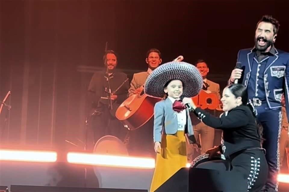 Alejandro Fernández, su nieta Cayetana y Camila Fernández-