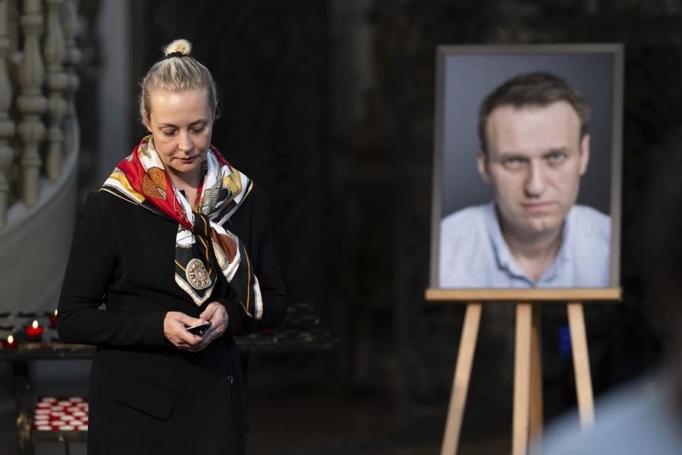 Yulia Navalnaya, viuda del líder opositor ruso Alexei Navalny, camina ante la foto de su marido en su memoria por su cumpleaños, en la iglesia de Santa María de Berlín.