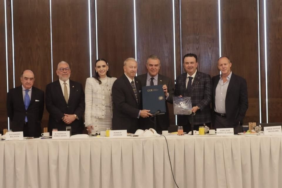 El presidente del CCE, Francisco Cervantes y el Embajador de Estados Unidos, Ronald D. Johnson.