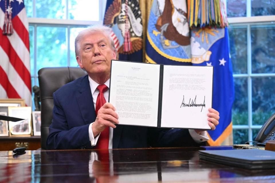 El Presidente Donald Trump firma órdenes ejecutivas en la Casa Blanca, el 25 de septiembre.