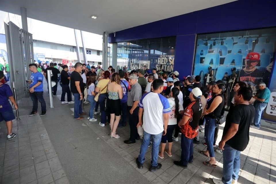 Las postales de Sultanes en el arranque de los playoffs, ante los Charros de Jalisco en el Estadio Monterrey.