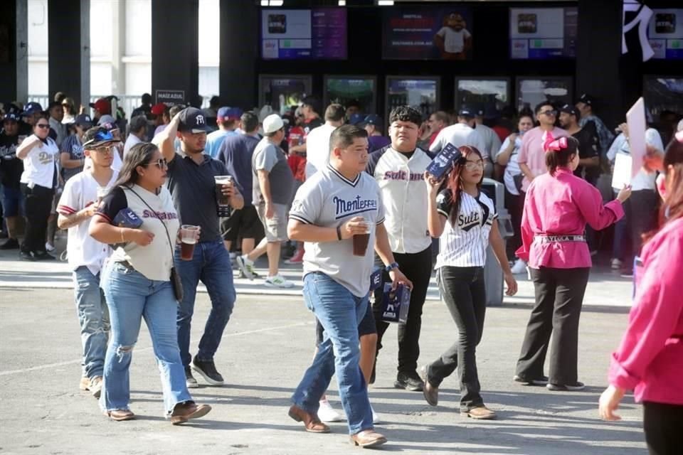 Las postales de Sultanes en el arranque de los playoffs, ante los Charros de Jalisco en el Estadio Monterrey.